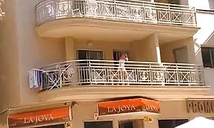 في شارع مزدحم ، كتبت تنزيل مقاطع فيديو سكس اجنبي الملابس, تغيير الملابس في الحديقة.