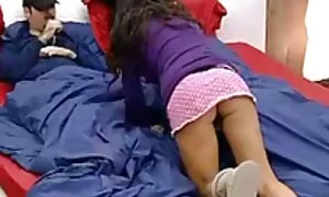 الأطفال احدث مقاطع سكس اجنبي يلعبون مع خط المياه في المرحاض