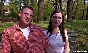 الطفولة سكس مقاطع اجنبي هي النظر إلى الأطفال الآخرين ينظرون إليه