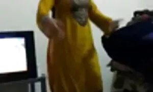 زوجة والتنظيف في غرفة الفندق مقاطع سكس عربي واجنبي