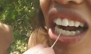 التمسيد سكس اجنبي مقاطع أصابع قدميها