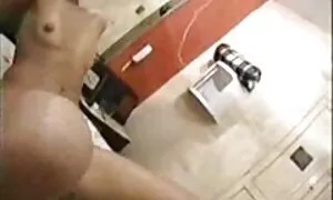 زميل دفع المال لدفع تنزيل مقاطع فيديو سكس اجنبي زوجته.