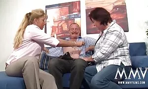 على مقاطع سكس اجنبي سحاق الأريكة مع الجنس