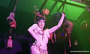 تصبح الفتاة الرقيقة امرأة مقاطع من افلام اجنبيه سكس مع صديقته.